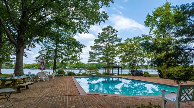 985 Kingston LN, North, VA 23128