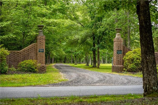 985 Kingston LN, North, VA 23128