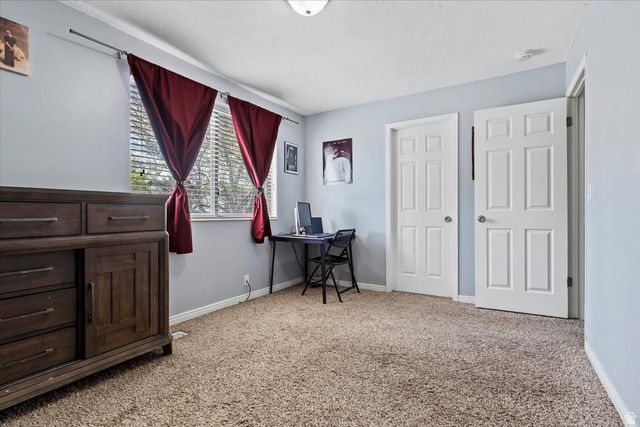6085 S PARK WOOD DR, Kearns, UT 84118