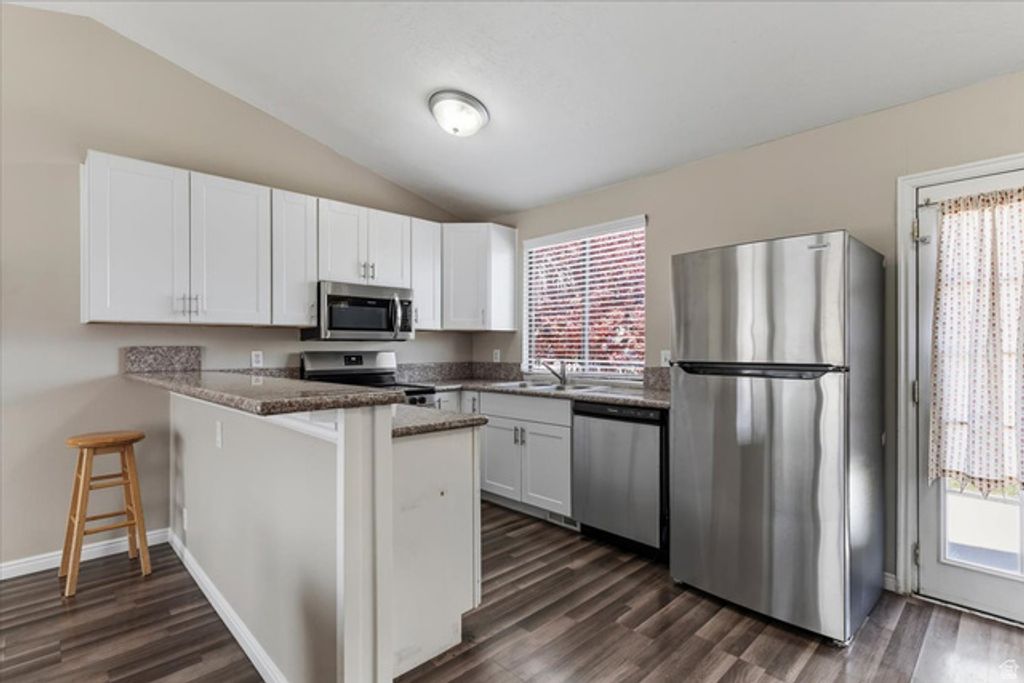 Image 2 of property listing at 6085 S PARK WOOD DR, Kearns, UT 84118