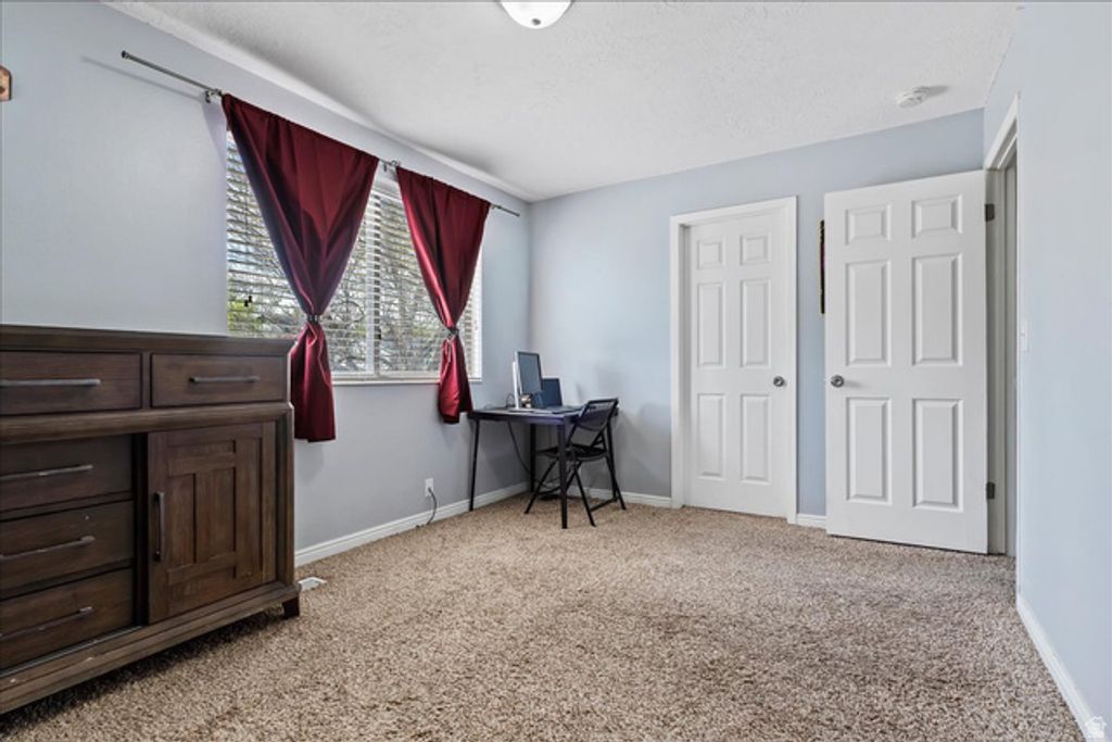 Image 11 of property listing at 6085 S PARK WOOD DR, Kearns, UT 84118