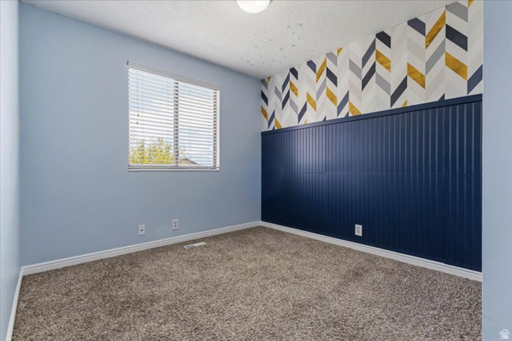 Image 13 of property listing at 6085 S PARK WOOD DR, Kearns, UT 84118