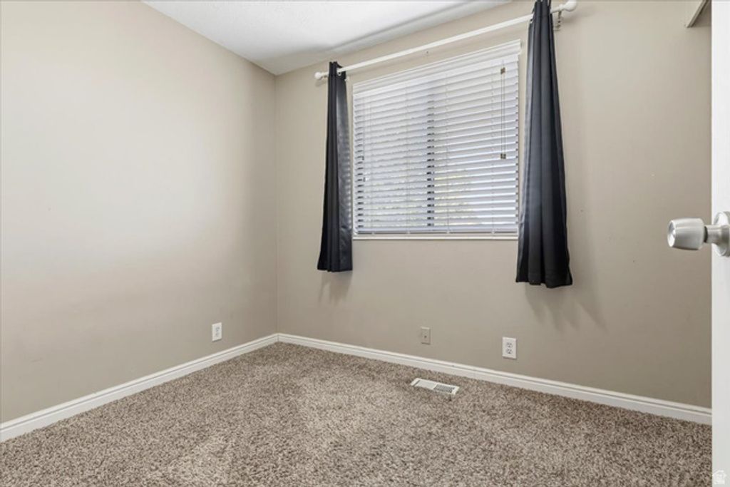 Image 16 of property listing at 6085 S PARK WOOD DR, Kearns, UT 84118