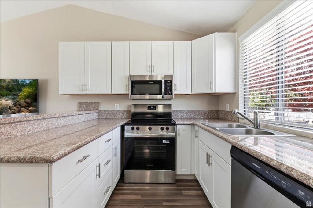 Image 3 of property listing at 6085 S PARK WOOD DR, Kearns, UT 84118