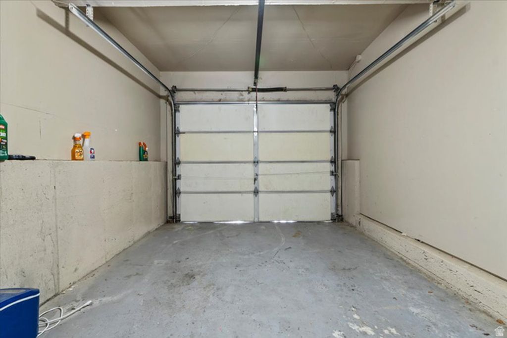 Image 24 of property listing at 6085 S PARK WOOD DR, Kearns, UT 84118