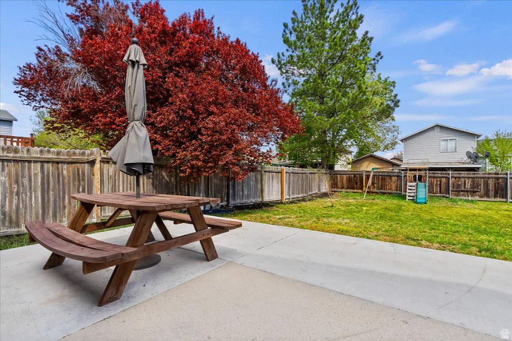 Image 26 of property listing at 6085 S PARK WOOD DR, Kearns, UT 84118