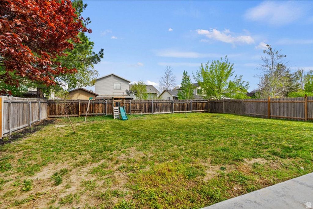 Image 27 of property listing at 6085 S PARK WOOD DR, Kearns, UT 84118