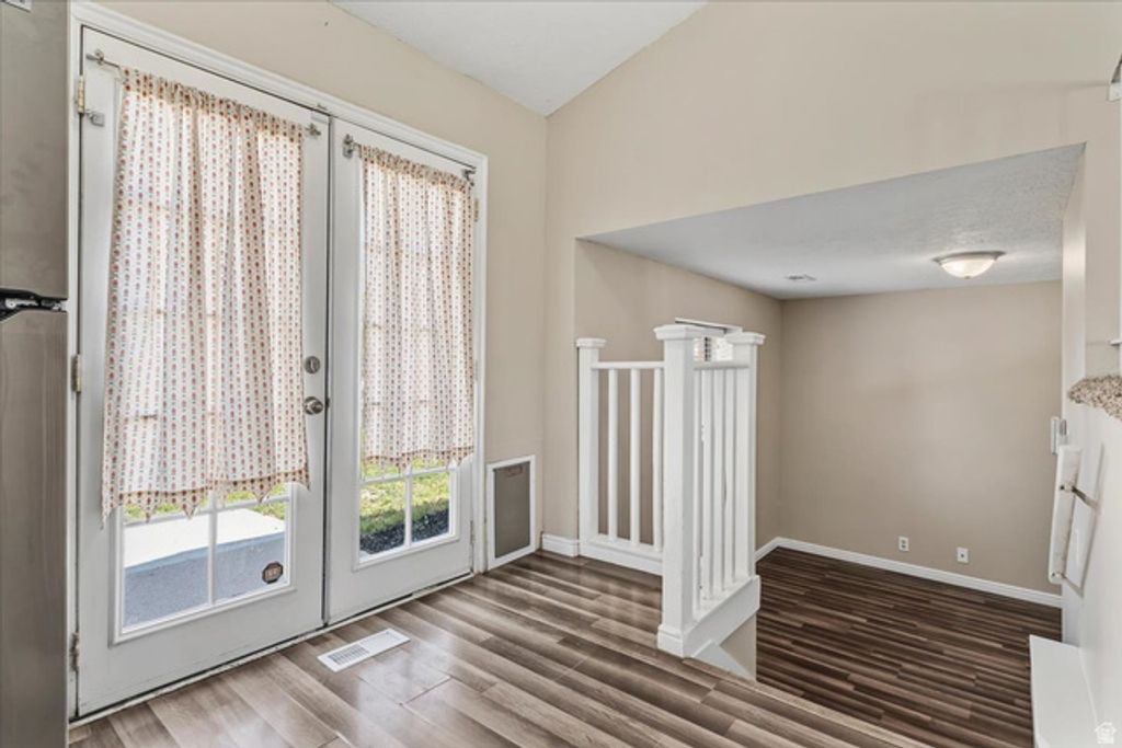 Image 4 of property listing at 6085 S PARK WOOD DR, Kearns, UT 84118