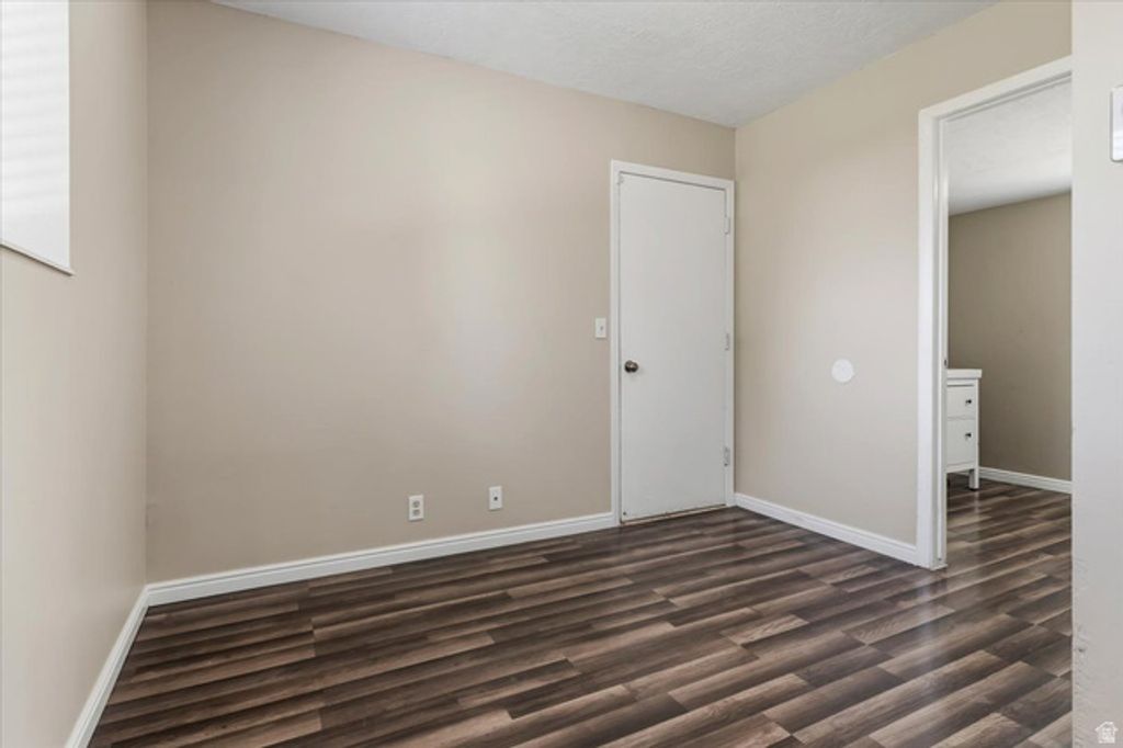 Image 9 of property listing at 6085 S PARK WOOD DR, Kearns, UT 84118