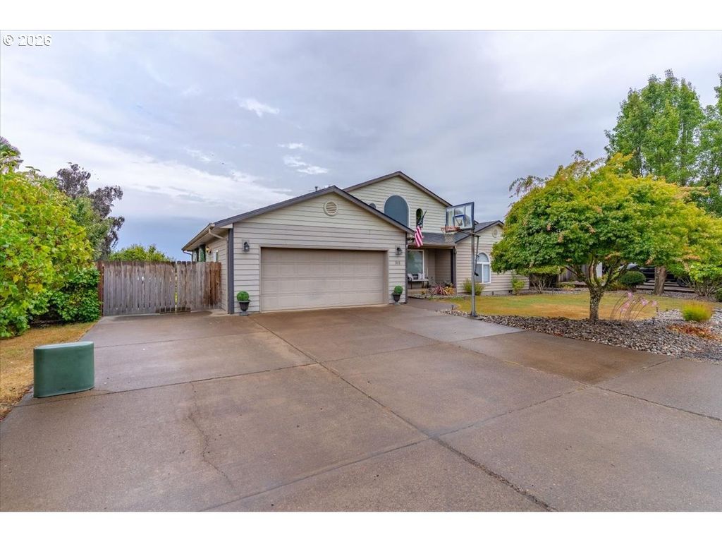 Image 1 of property listing at 312 Se FOUNDATION Dr, Dallas, OR 97338