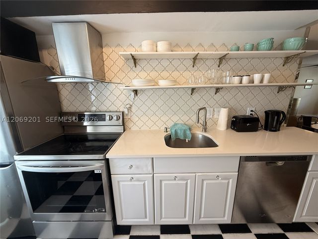 915 8th St 102, Miami Beach, FL 33139