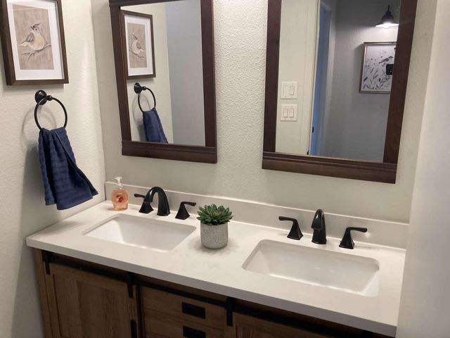 6813 Los Trechos Court NE, Albuquerque, NM 87109