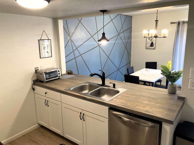6813 Los Trechos Court NE, Albuquerque, NM 87109