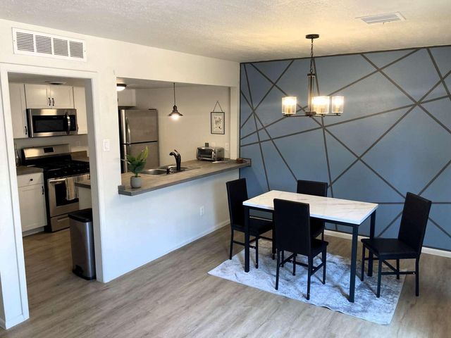 6813 Los Trechos Court NE, Albuquerque, NM 87109