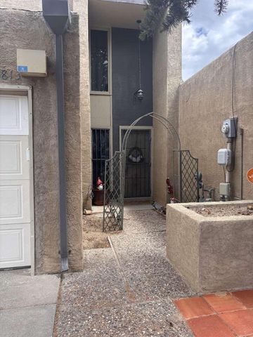 6813 Los Trechos Court NE, Albuquerque, NM 87109