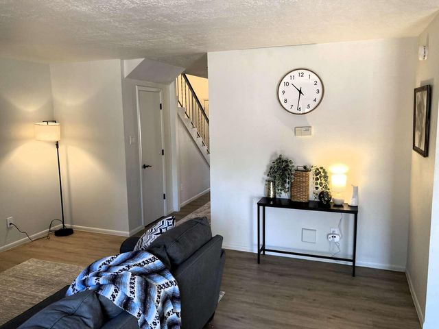 6813 Los Trechos Court NE, Albuquerque, NM 87109