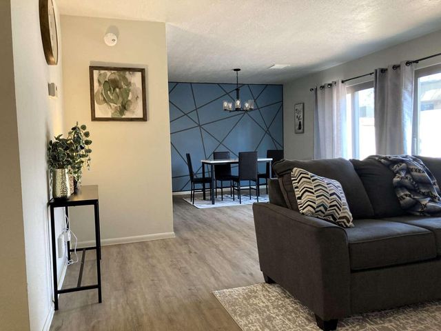 6813 Los Trechos Court NE, Albuquerque, NM 87109
