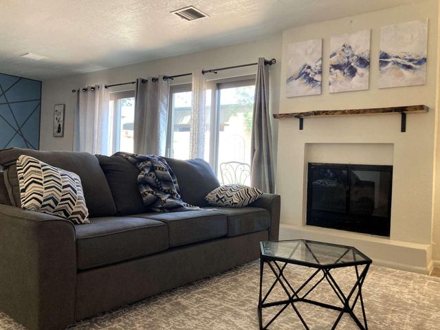 6813 Los Trechos Court NE, Albuquerque, NM 87109