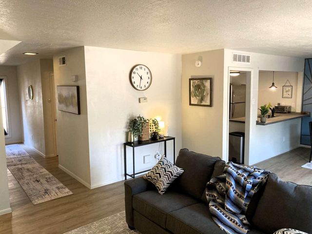 6813 Los Trechos Court NE, Albuquerque, NM 87109