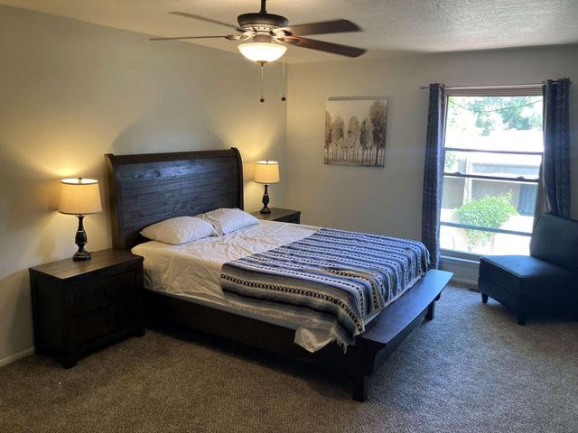 6813 Los Trechos Court NE, Albuquerque, NM 87109