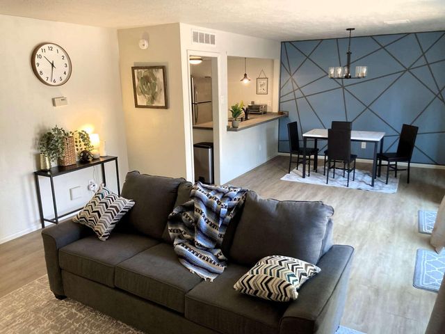 6813 Los Trechos Court NE, Albuquerque, NM 87109