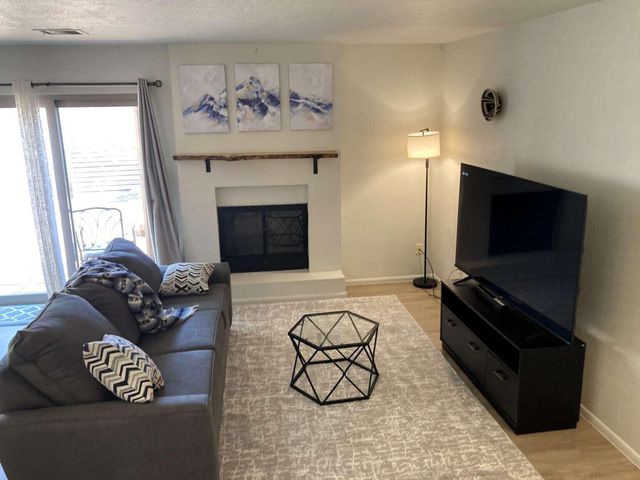 6813 Los Trechos Court NE, Albuquerque, NM 87109