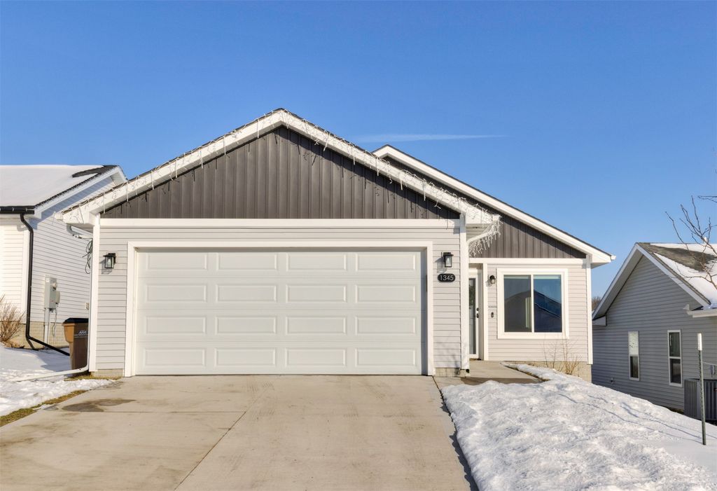 1345 Blazing Star Drive, Carlisle, IA 50047