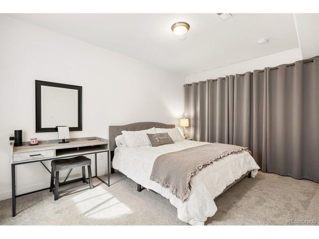 27790 E Links Pl, Aurora, CO 80016