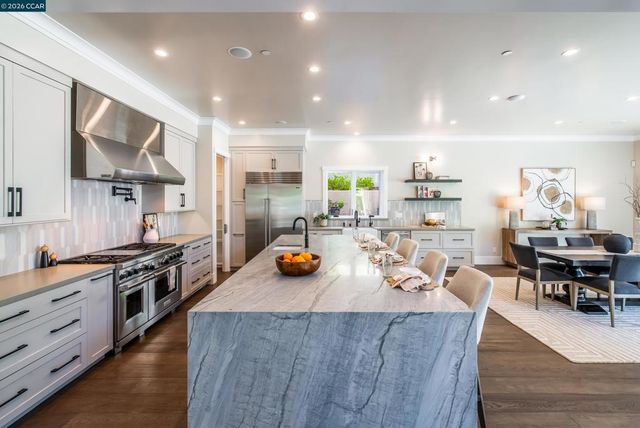 84 Mossbridge Lane, Orinda, CA 94563
