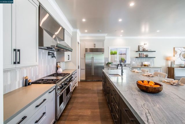 84 Mossbridge Lane, Orinda, CA 94563