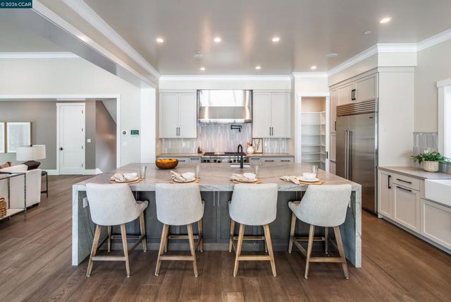 84 Mossbridge Lane, Orinda, CA 94563
