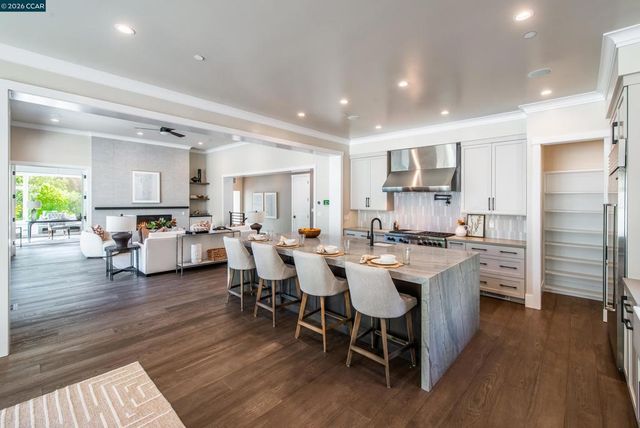84 Mossbridge Lane, Orinda, CA 94563