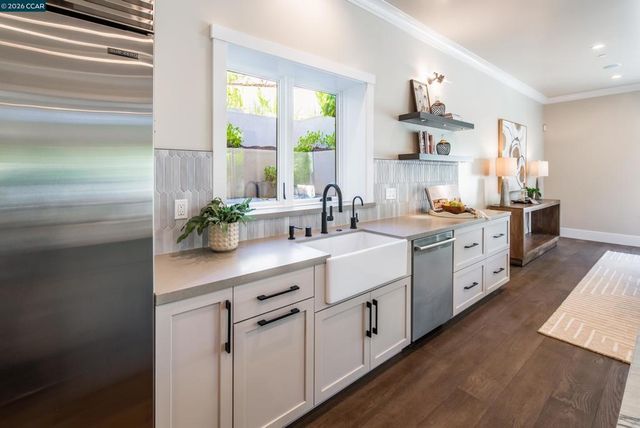 84 Mossbridge Lane, Orinda, CA 94563