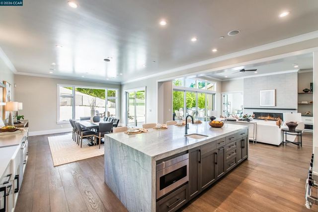 84 Mossbridge Lane, Orinda, CA 94563