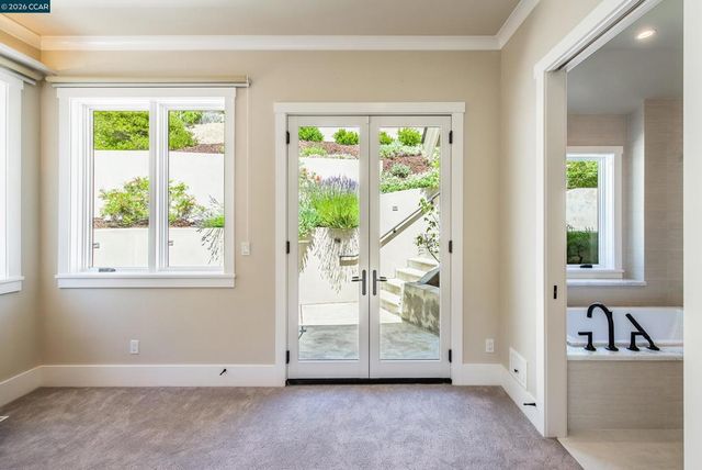 84 Mossbridge Lane, Orinda, CA 94563