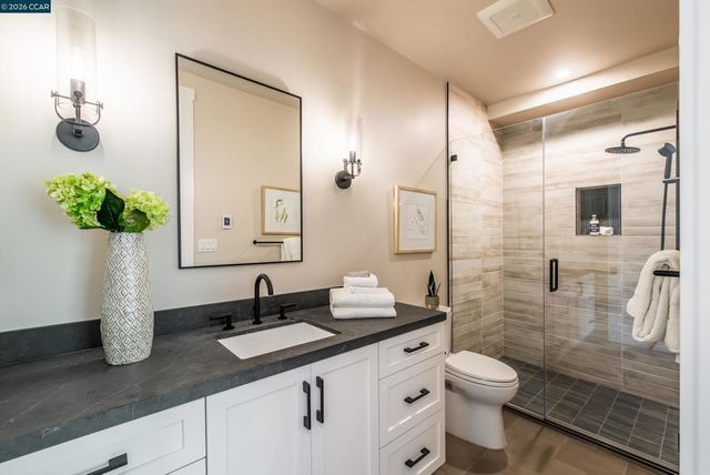 84 Mossbridge Lane, Orinda, CA 94563