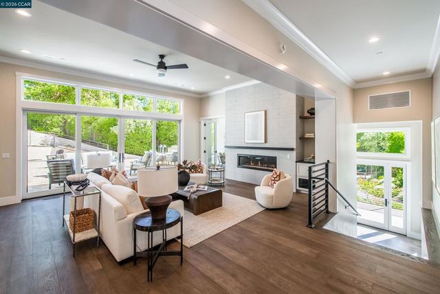 84 Mossbridge Lane, Orinda, CA 94563