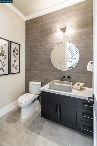 84 Mossbridge Lane, Orinda, CA 94563