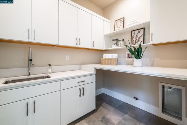 84 Mossbridge Lane, Orinda, CA 94563