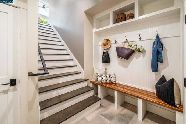 84 Mossbridge Lane, Orinda, CA 94563
