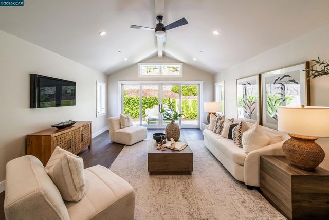 84 Mossbridge Lane, Orinda, CA 94563
