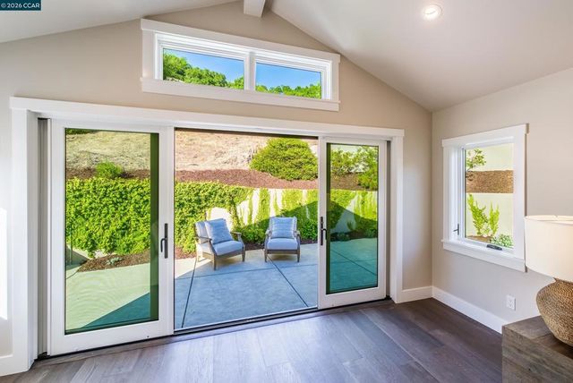 84 Mossbridge Lane, Orinda, CA 94563