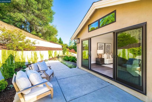 84 Mossbridge Lane, Orinda, CA 94563