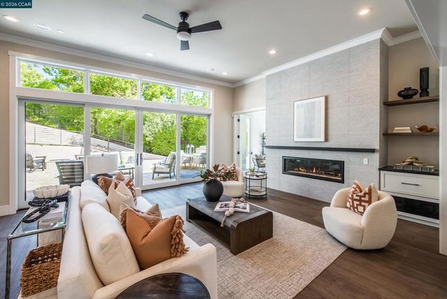 84 Mossbridge Lane, Orinda, CA 94563