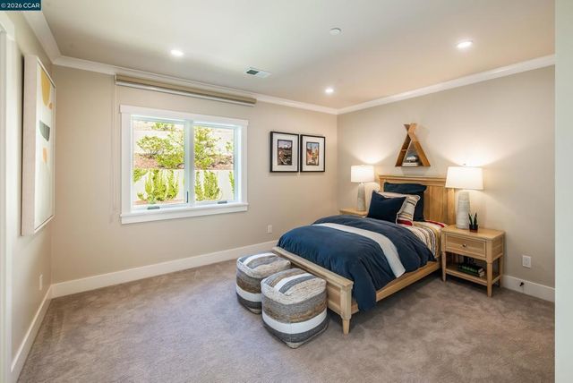 84 Mossbridge Lane, Orinda, CA 94563