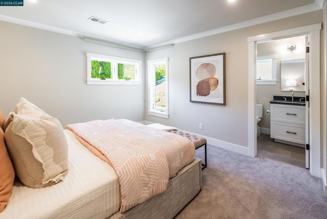 84 Mossbridge Lane, Orinda, CA 94563