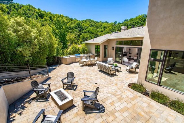 84 Mossbridge Lane, Orinda, CA 94563