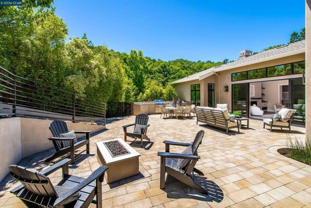84 Mossbridge Lane, Orinda, CA 94563