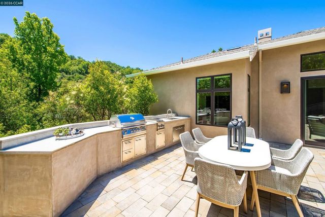 84 Mossbridge Lane, Orinda, CA 94563