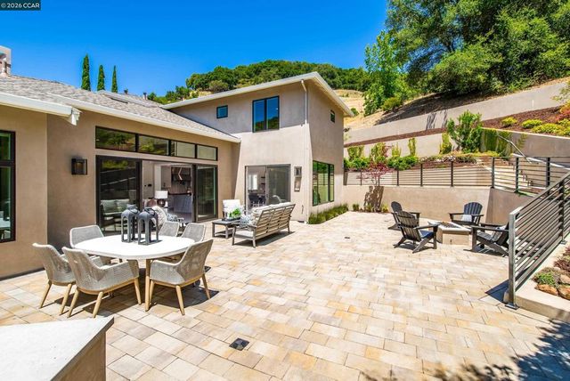 84 Mossbridge Lane, Orinda, CA 94563